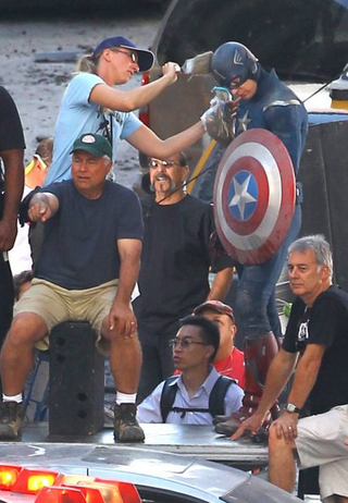 Illustration for article titled The Avengers set photos